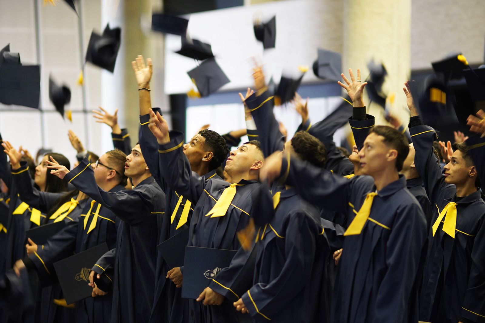 315 jóvenes se gradúan del programa La U en tu Colegio 